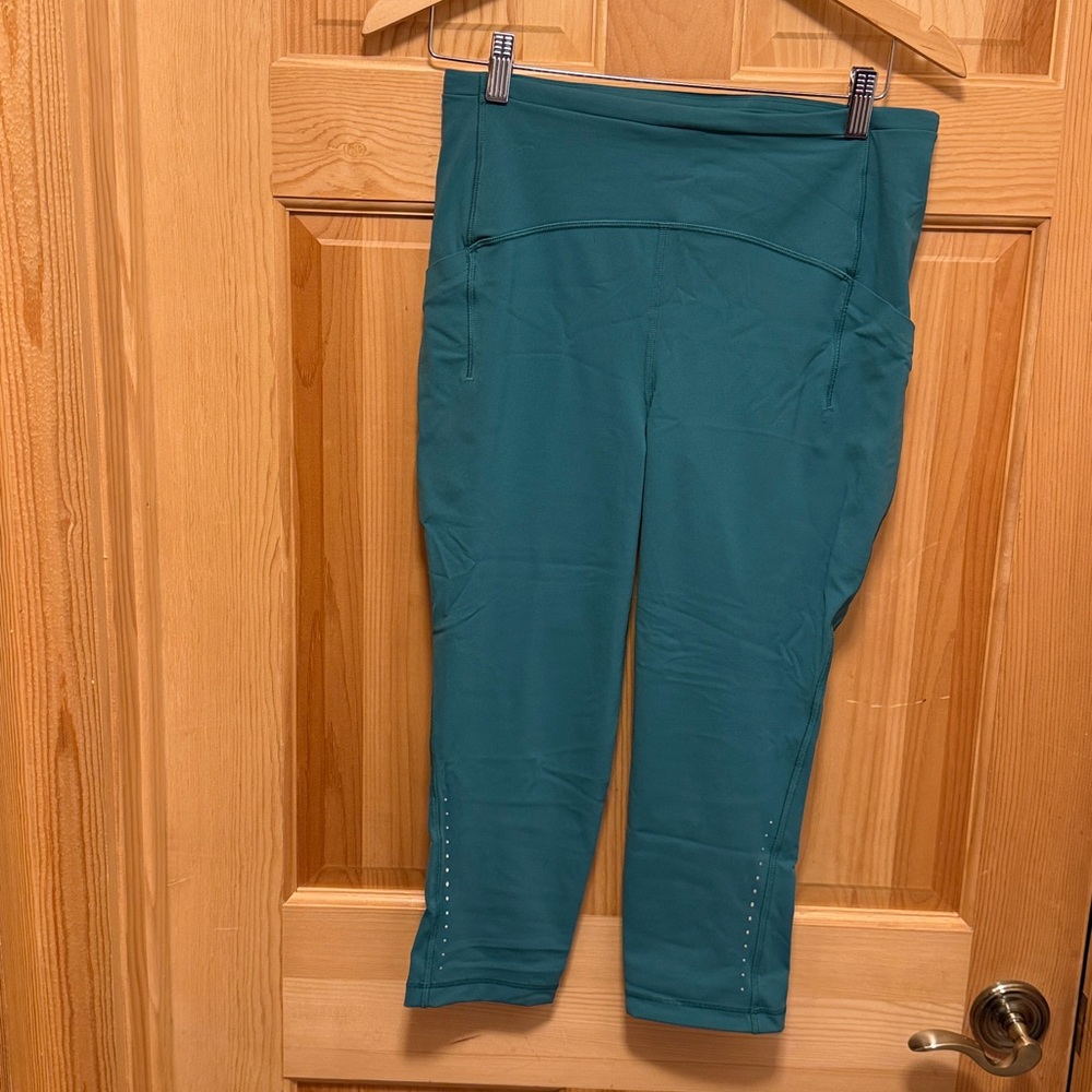 Lululemon Teal Cropped Leggings.